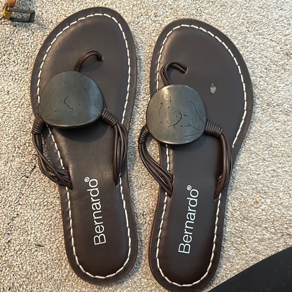 Women’s size 9 Bernardo chocolate sandals - Picture 1 of 2